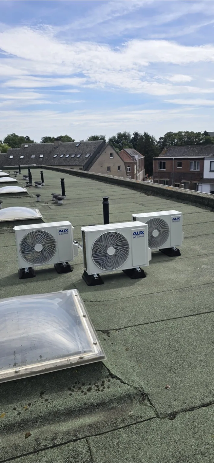 Installation de trois unités extérieures de climatisation sur toiture