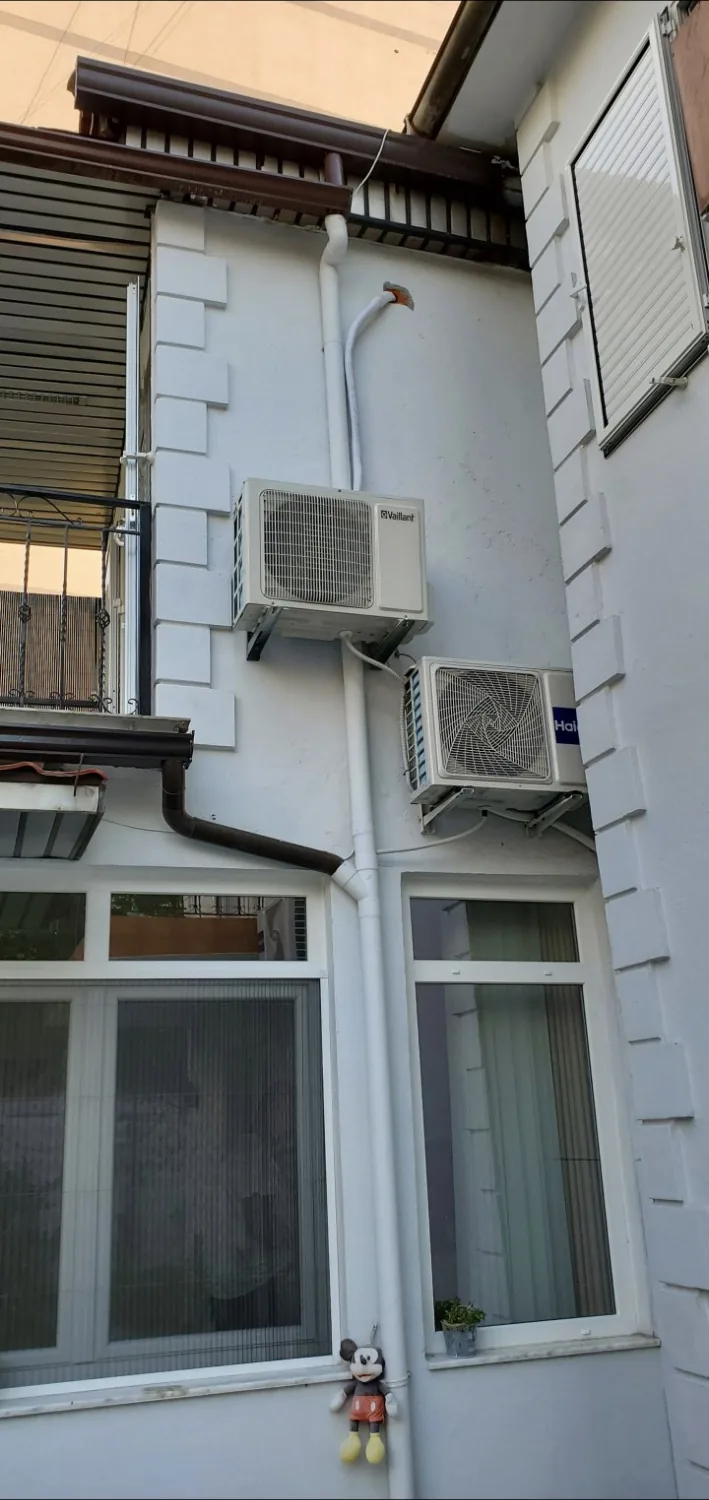 Installation extérieure de deux unités de climatisation