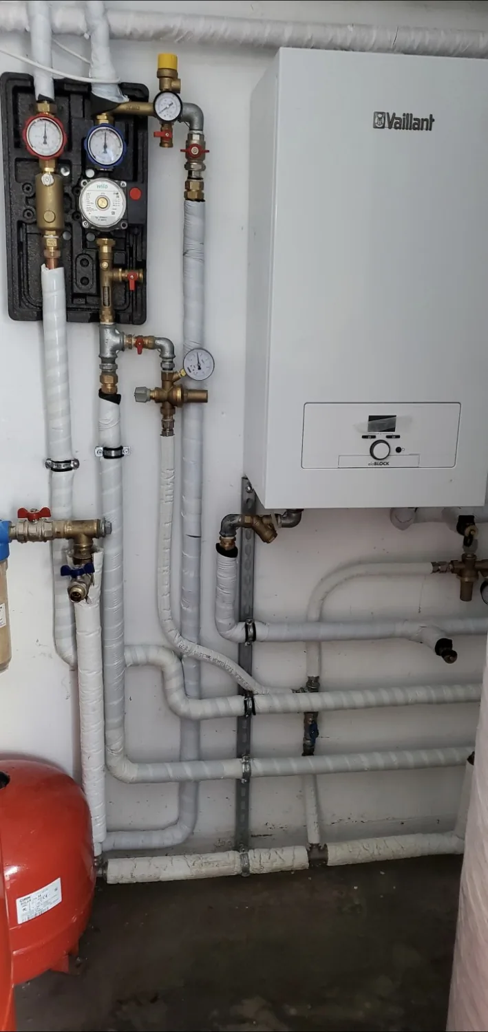 Installation hydraulique Vaillant avec circulateurs et manomètres