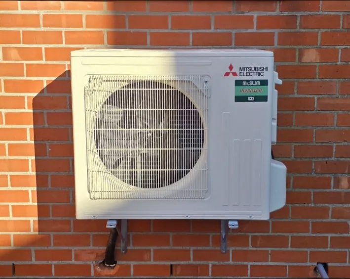Unité extérieure Mitsubishi Electric installée sur façade