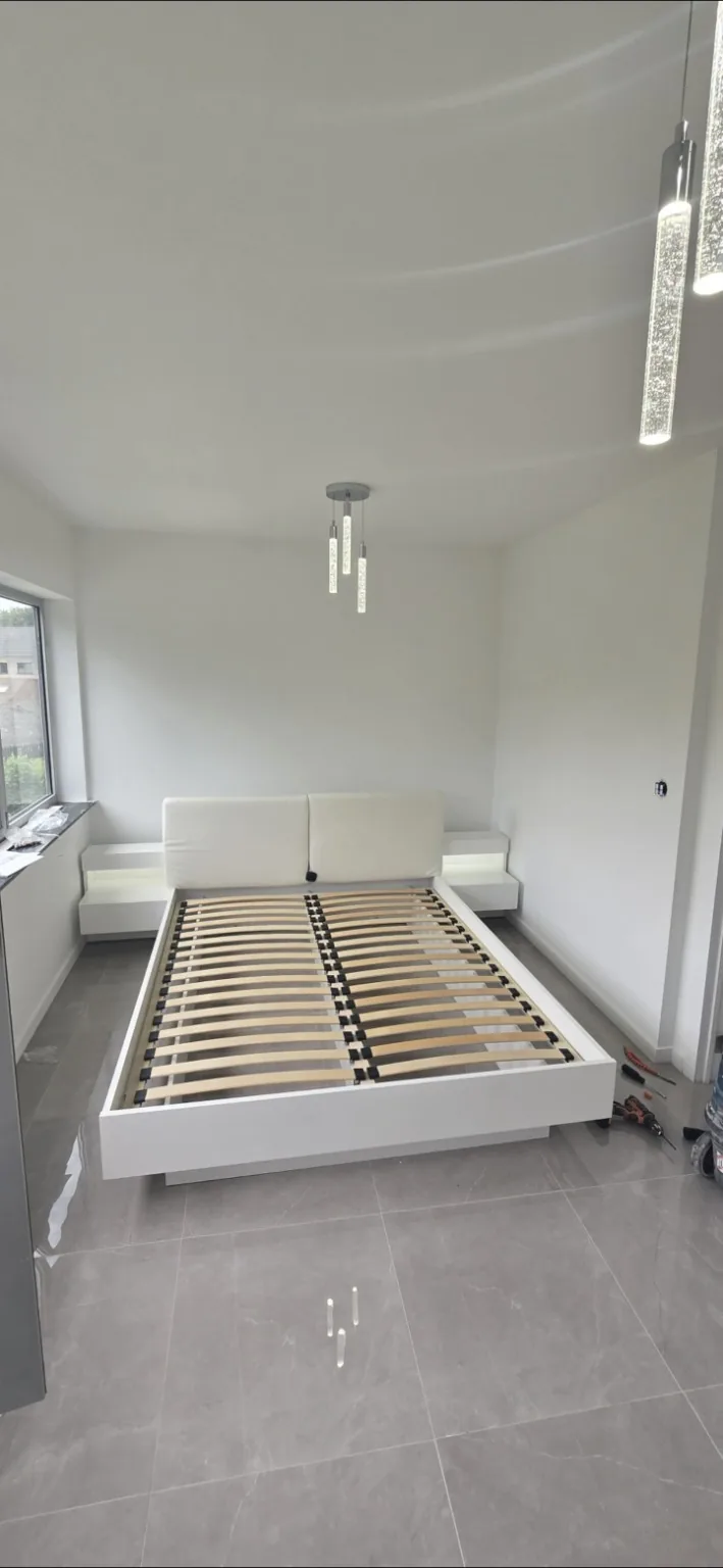 Chambre rénovée avec mobilier intégré et carrelage