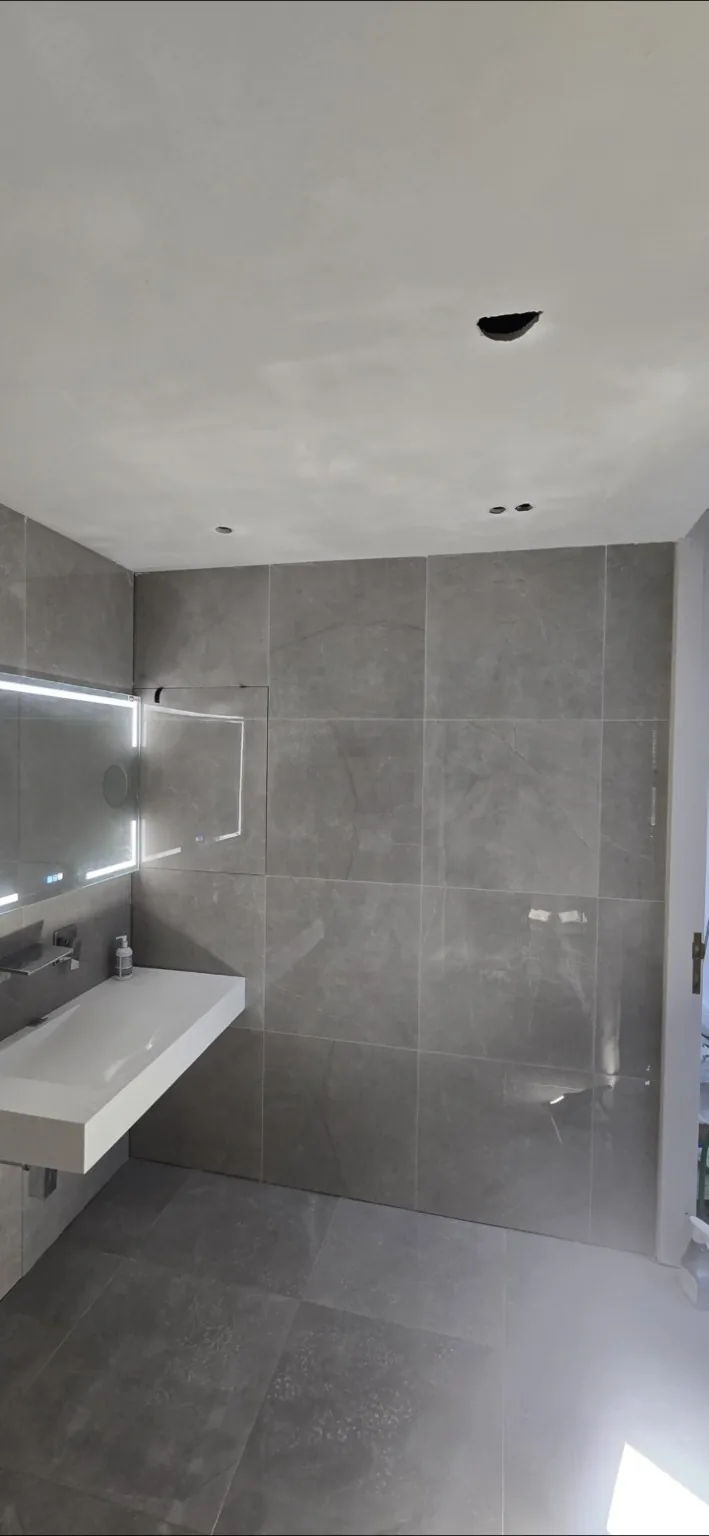 Salle de bain moderne avec meuble vasque et grand carrelage