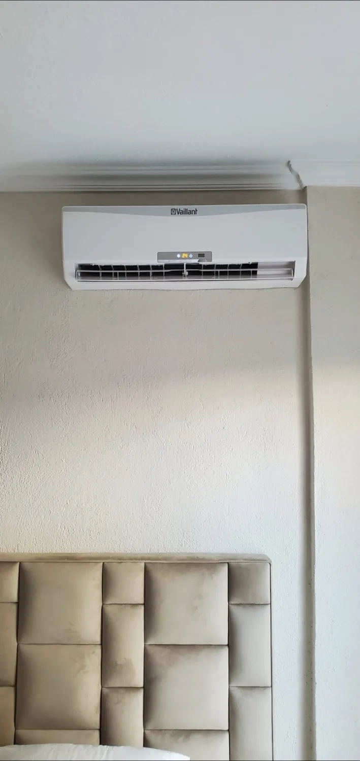 Climatiseur mural Vaillant installé dans une chambre