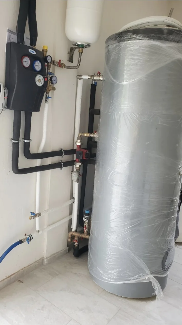 Ballon de stockage et groupe hydraulique installés