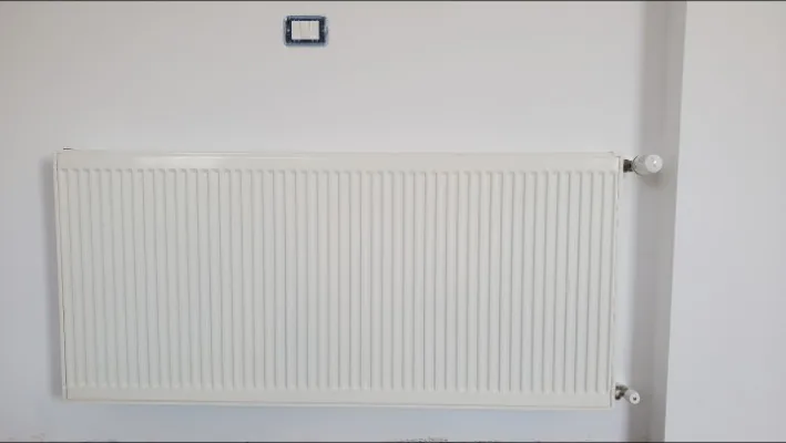 Radiateur mural installé et raccordé