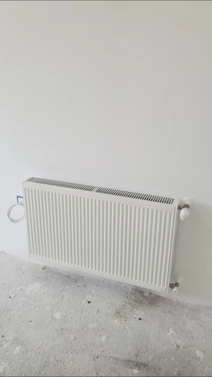 Radiateur de chauffage installé dans une pièce rénovée
