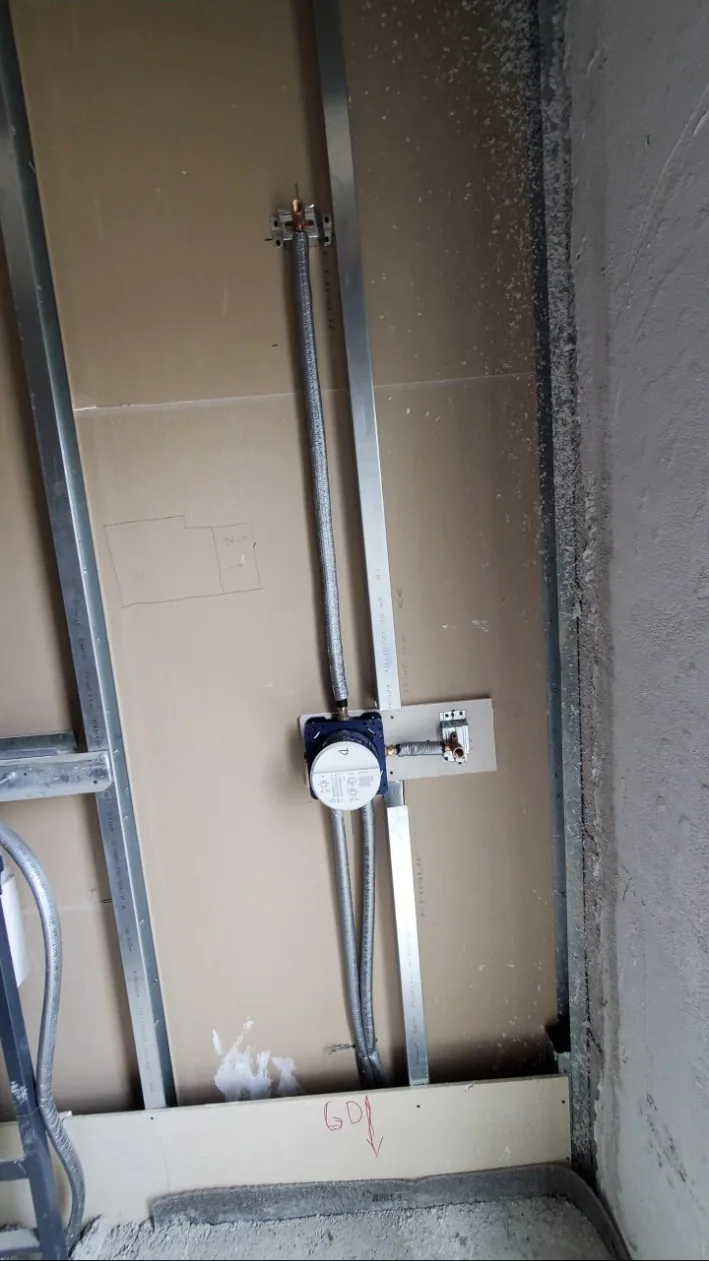 Installation encastrée de plomberie dans une cloison