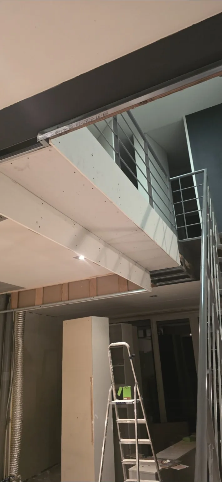 Habillage Gyproc sous escalier et faux plafond