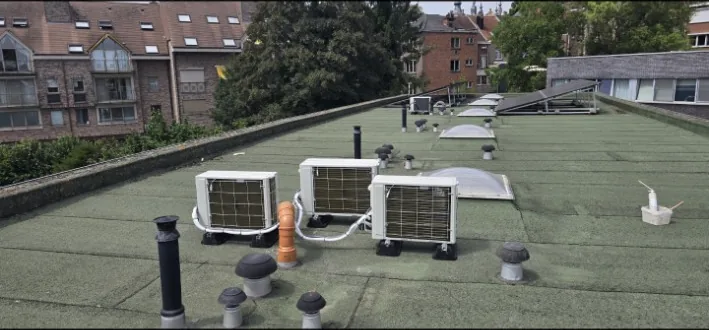 Groupe de climatisation installé sur toiture plate